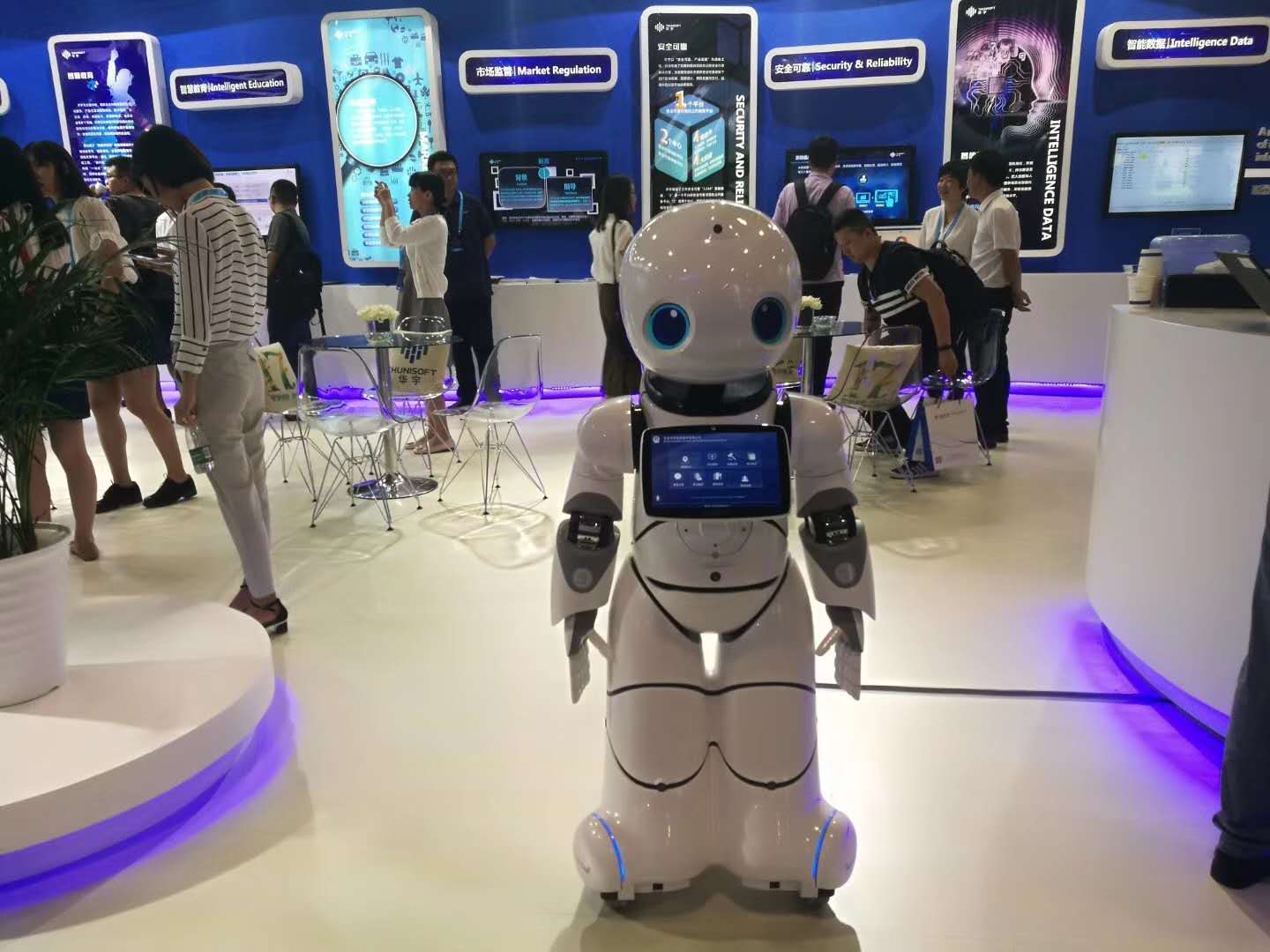 i寶機器人（教育、陪伴、娛樂、安全）